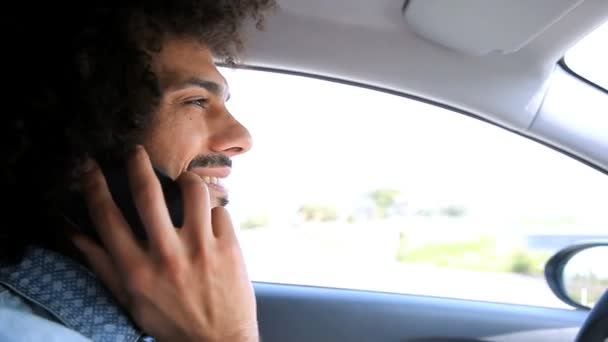 Bonito homem condução carro — Vídeo de Stock