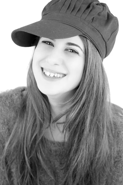 Adolescente sorridente con cappello carino e capelli lunghi — Foto Stock