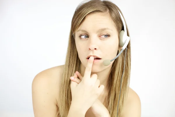 Niza joven rubia con auriculares contestando llamada — Foto de Stock