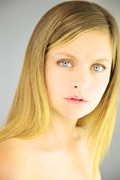 Mozgatható telefon-ban egy női kéz, elszigetelt化粧をせず青い目を持つ美しい金髪の女性の肖像画 — ストック写真