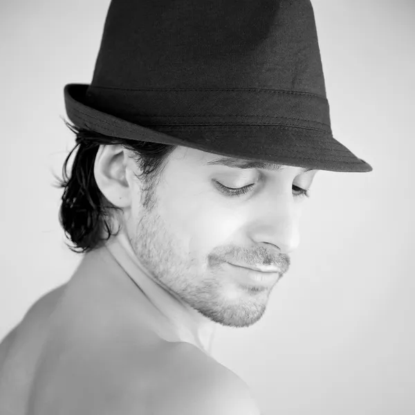 Serin yakışıklı İtalyan adam şapka ile — Stok fotoğraf