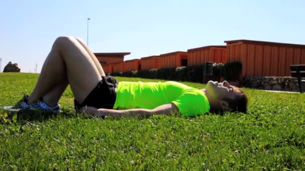 Homme faisant des exercices — Video