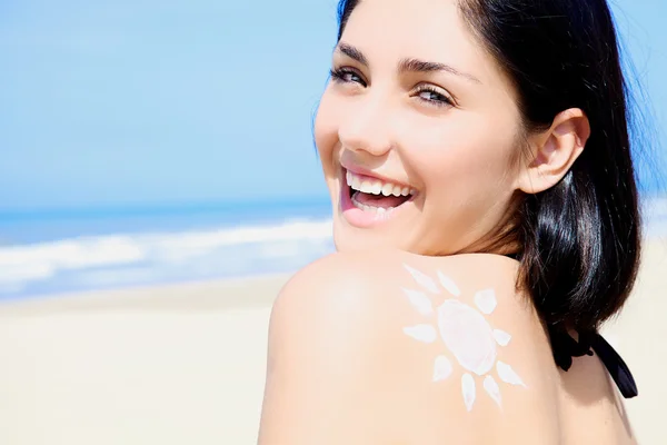 Sorriso fresco de bela modelo feminina na praia — Fotografia de Stock