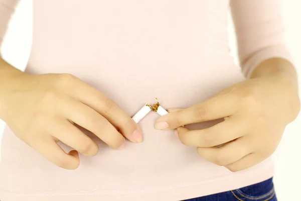 Manos femeninas rompiendo cigarrillo — Foto de Stock
