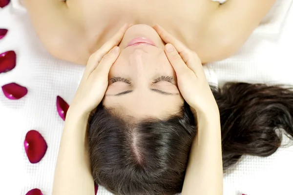 Получение расслабляющий массаж в спа — стоковое фото
