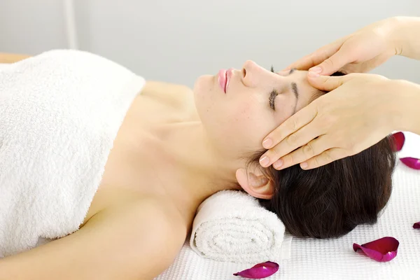 Mujer relajada recibiendo masaje en la cabeza en el spa durante las vacaciones —  Fotos de Stock