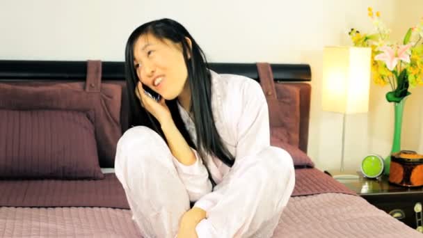 Νεαρή γυναίκα της Ασίας στο τηλέφωνο年轻的亚裔女子在电话上 — 图库视频影像