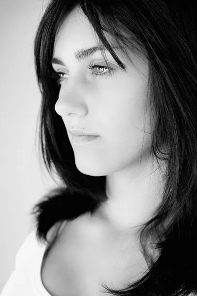 Портрет грустной молодой женщины черно-белый — стоковое фото