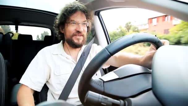 Счастливый человек с бородой за рулем автомобиля — стоковое видео