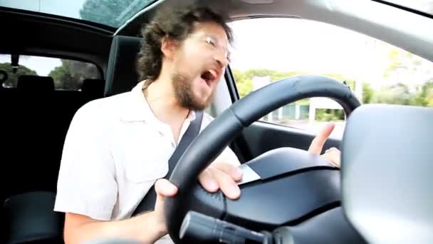 Hombre conduciendo coche cantando — Vídeo de stock