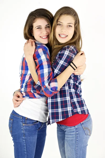 Duas namoradas felizes abraçando no estúdio — Fotografia de Stock