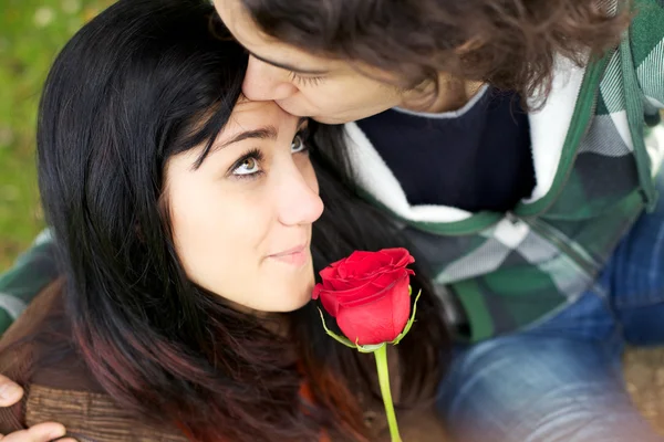 Lycklig tonåring i kärlek med pojkvän — Stockfoto