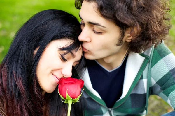 Bonito jovem casal no amor com vermelho ros — Fotografia de Stock