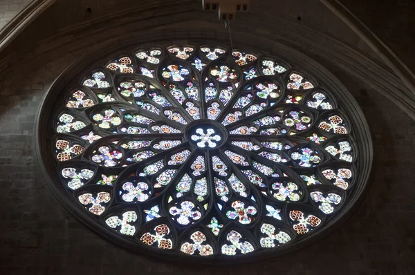 กระจกสีโบสถ์ใหญ่ส่องแสง — ภาพถ่ายสต็อก