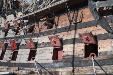 genova'nın kıyısındaki ahşap korsan gemisi