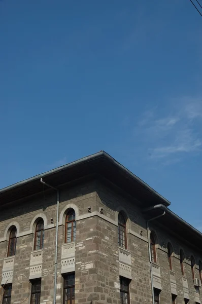 Историческое здание и хорошая каменная стена — стоковое фото