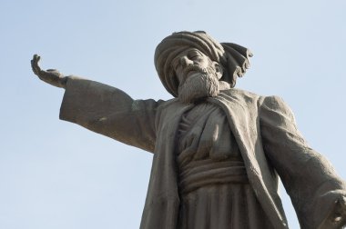 mevlana rumi büyük heykeli