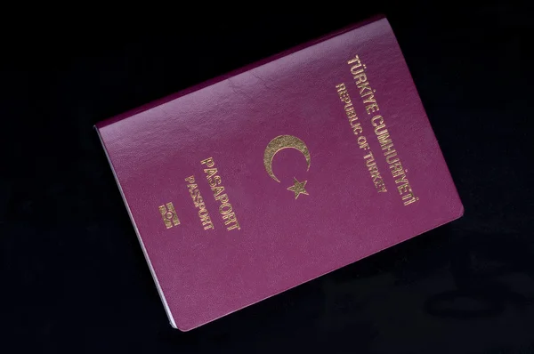 siyah arka plan üzerine turistik Türk pasaportu