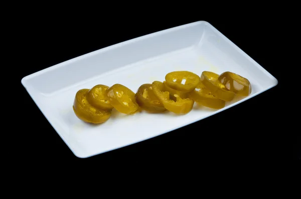 dilimli Jalapeno turşu beyaz tabak
