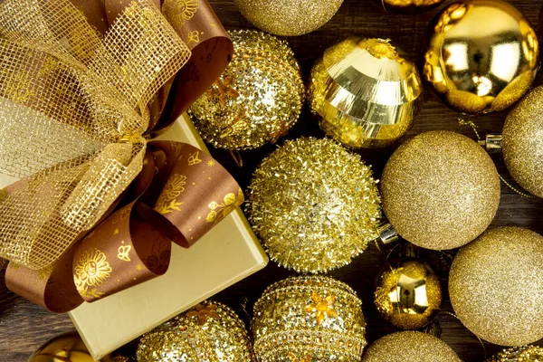 Sortimentos Ouro Natal Bugigangas Ornamentais Uma Caixa Presente — Fotografia de Stock