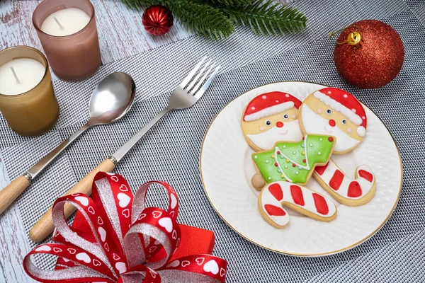 Vánoční Dekorace Stolu Červenou Dárkovou Krabičkou Talířem Cukrových Sušenek — Stock fotografie