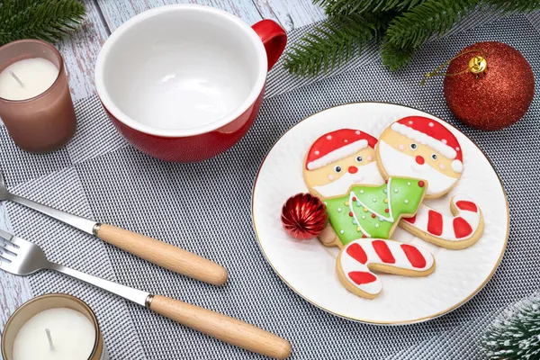 Kırmızı Seramik Bardak Bir Tabak Şekerli Bisküvi Ile Noel Masası — Stok fotoğraf