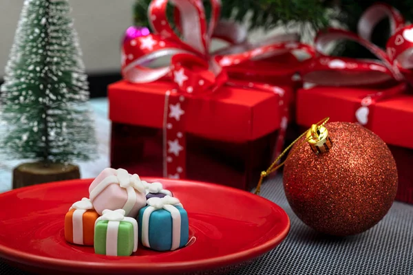 Christmas Table Decorations Plate Small Marzipan Present Boxes — Stock Photo, Image