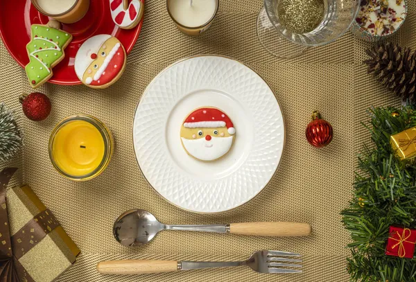 Vánoční Večeře Nastavení Dekorace Dárkovou Krabicí Voňavé Svíčky Cukrové Sušenky — Stock fotografie