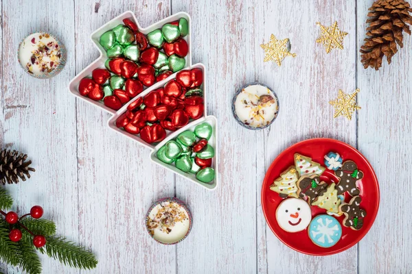 Weihnachtliche Tischdekoration Mit Einem Teller Mit Zuckerbeschichtetem Gebäck Und Schokoladenbonbons — Stockfoto