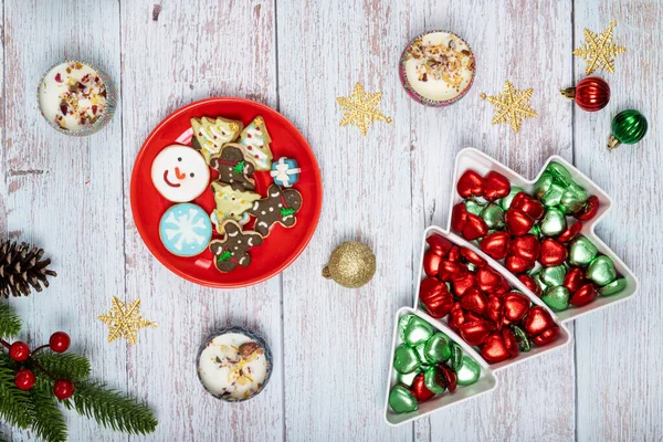 Vánoční Dekorace Stolu Talířem Cukrem Potažených Sušenek Čokoládových Bonbónů — Stock fotografie