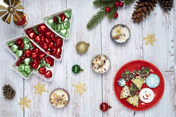 Decoraciones Mesa Navidad Con Plato Galletas Recubiertas Azúcar Caramelos Chocolate — Foto de Stock