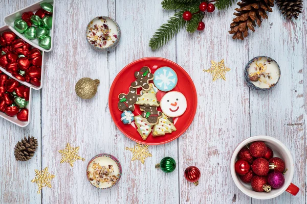 Julbord Dekorationer Med Tallrik Med Socker Belagda Kex Och Choklad — Stockfoto