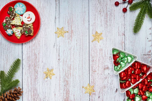 Decoraciones Mesa Navidad Con Plato Galletas Recubiertas Azúcar Caramelos Chocolate — Foto de Stock