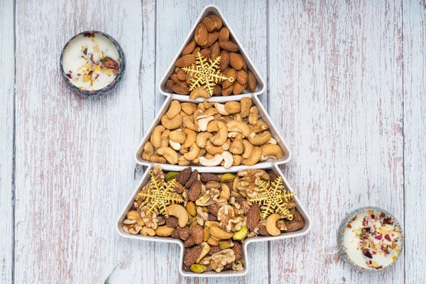 Nueces Mezcladas Adornos Navideños Oro Una Placa Forma Pino Sobre — Foto de Stock