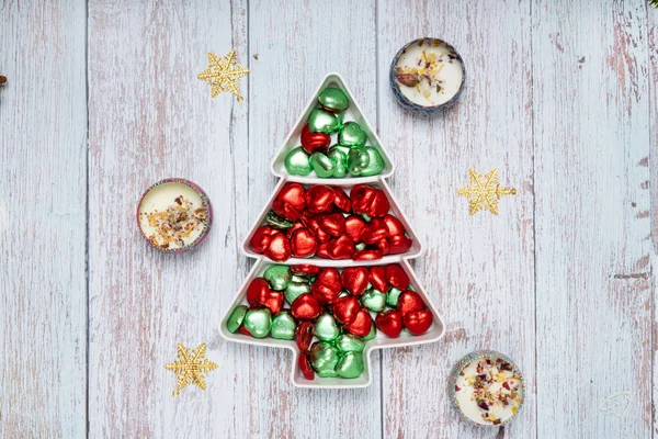 Ovanifrån Doftande Ljus Och Guld Snöflingor Juldekorationer Med Tallrik Choklad — Stockfoto