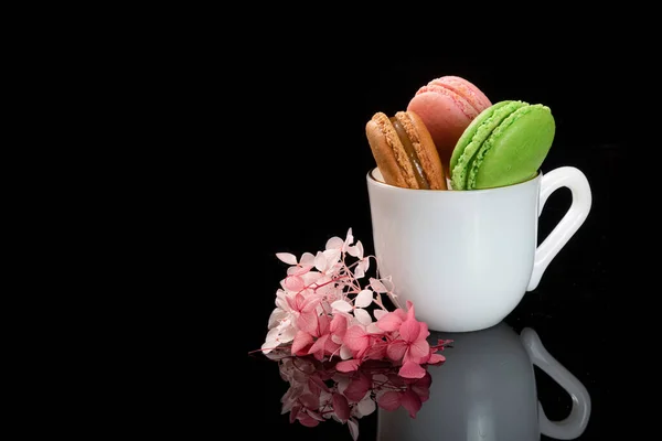 Surtido Macarrones Una Taza Porcelana Blanca Sobre Fondo Negro Con — Foto de Stock