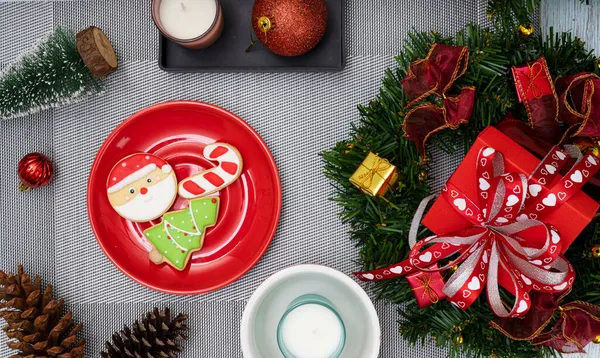 Karácsonyi Asztalok Díszítése Ajándékdobozokkal Cukormázas Keksszel — Stock Fotó