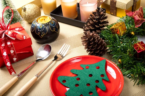 Christmas Dinning Table Setting Bright Red Ceramic Plate — Stock Photo, Image
