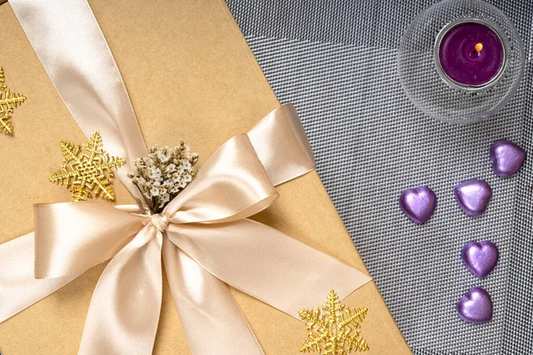 Sluiten Van Een Kerst Nieuwjaar Bruine Geschenkdoos Met Champagne Gouden — Stockfoto
