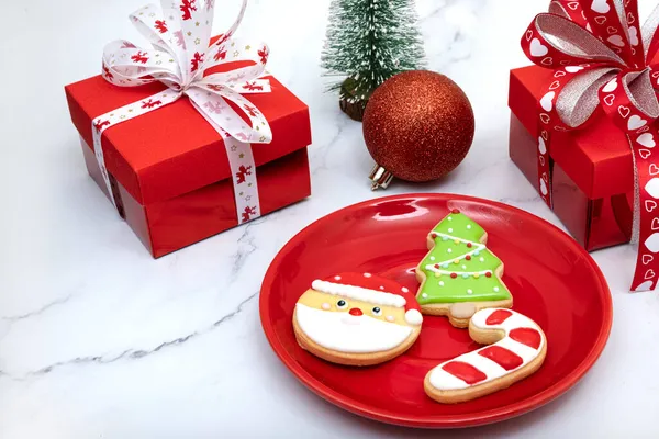 Navidad Tema Galletas Recubiertas Azúcar Plato Rojo Brillante Cajas Regalo — Foto de Stock