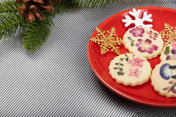 Hermosas Galletas Flores Comestibles Con Adornos Navideños Copos Nieve Plato — Foto de Stock