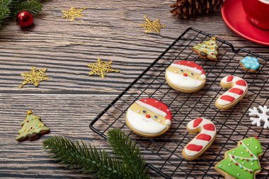 Şeker kaplı bisküviler ve Noel temalı kurabiyeler Noel süsleriyle birlikte fırın rafında..