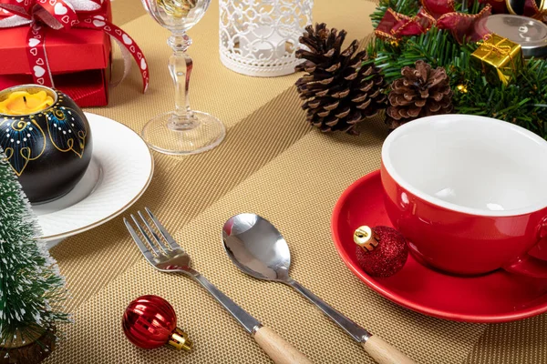 Vánoční Jídelní Stůl Dekorace Červeným Keramickým Šálkem Kávy — Stock fotografie