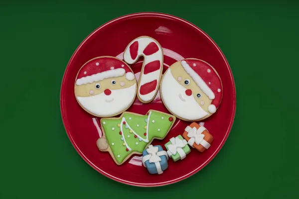 Vánoční Téma Cukrem Potažené Cookies Jasně Červeném Talíři — Stock fotografie