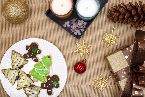 Sockerbelagda Kex Och Jultema Cookies Med Doftljus Och Chrismas Prydnadsföremål — Stockfoto