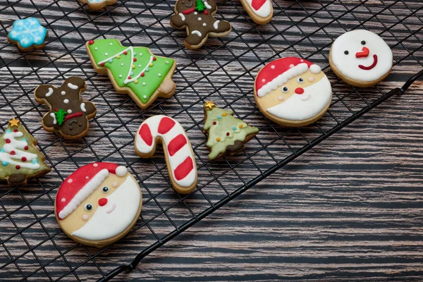 Sockeröverdragna Kex Och Kakor Jultema Ett Bakställ Med Julprydnader — Stockfoto