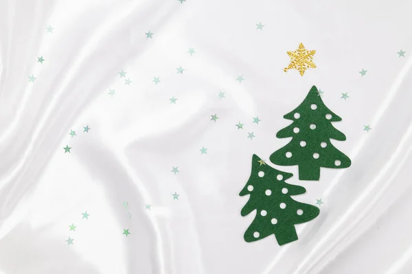 Πράσινα Πεύκα Φτιαγμένα Από Τσόχινο Ύφασμα Χρυσό Χριστουγεννιάτικο Στολίδι Λευκό — Φωτογραφία Αρχείου