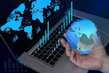 Dünya çapındaki iş ortaklarına bağlanmak için bilgisayar ve internet teknolojisi kullanan bir adam. Kablosuz, küresel pazarlama ve ağ teknolojisi.