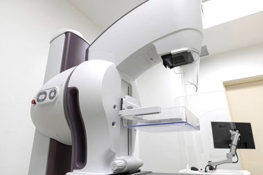 Radyoloji bölümünde bilgisayar işi yapan bir mamogram makinesi.