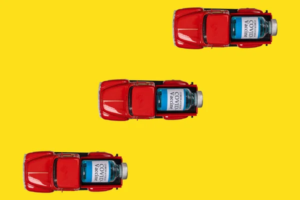 Три Червоні Вантажівки Скляними Флаконами Яскраво Жовтому Тлі Концепція Прискорювача — стокове фото